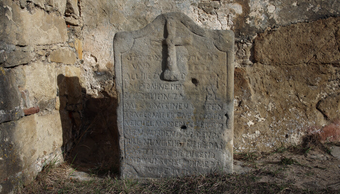 Smírčí kámen k záhadné vraždě.