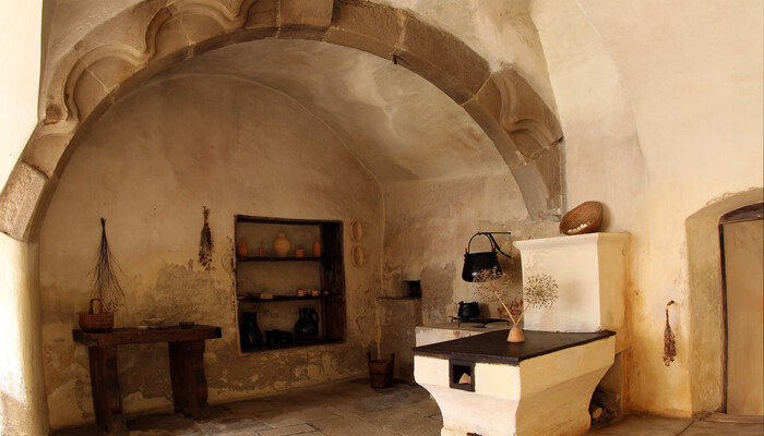 black kitchen (Romanesque arch)