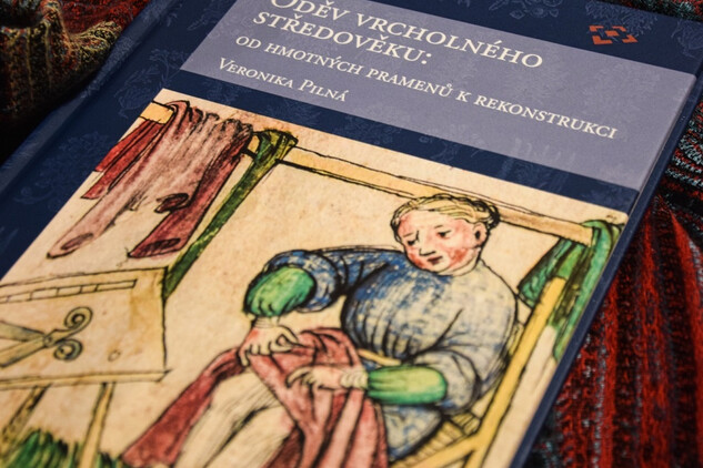 Oděv vrcholného středověku: Od hmotných pramenů k rekonstrukci