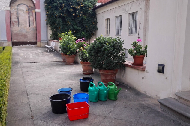 V Zahradách pod Pražským hradem čekala na dobrovolníky kromě jiného baterie nádob na zalévání...
