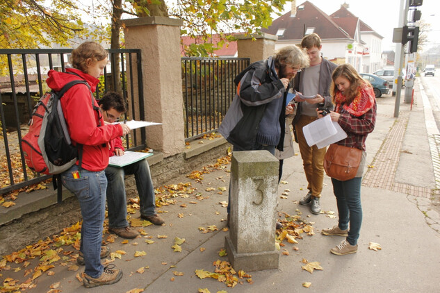 Budoucí architekti vedení Ing. Michaelem Ryklem při datování stáří hlubočepských domů v lokalitě Zlíchov