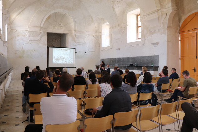 V zámecké konírně probíhaly paralelní sekce tak, aby mohl být naplněn celý program konference | © Jan Pařez, nepodléhá CC