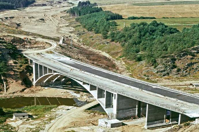 Vojslavický most, letecký pohled na stavbu dálnice v září 1973 před zahájením výstavby nového vyššího mostu