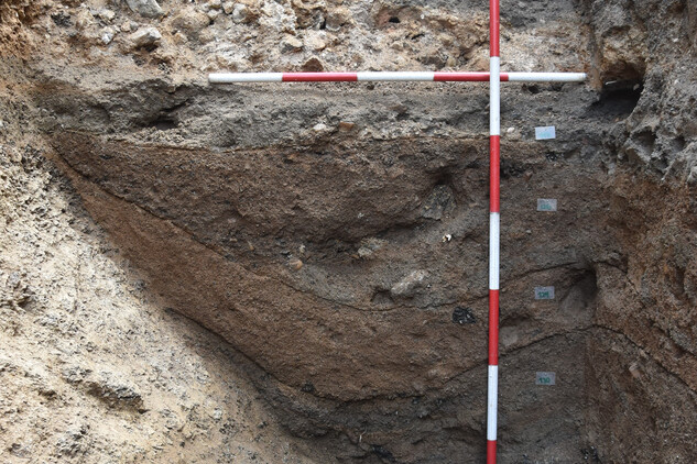 Řez částí příkopu na jižní straně kostela sv. Martina, Třebíč, Martinské náměstí