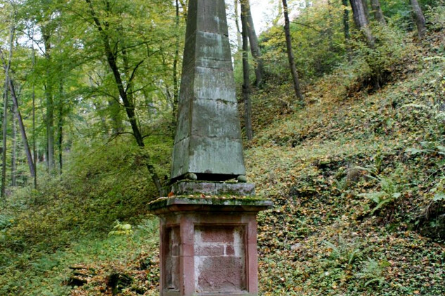 Pernštejn –⁠ obelisk před obnovou