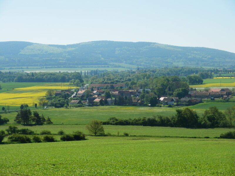 Lážovice, v pozadí Brdy