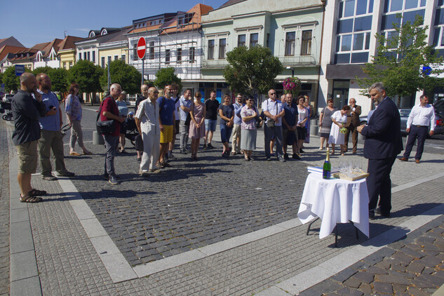 Celkový pohled na účastníky prezentace publikace na Staroměstském náměstí v Mladé Boleslavi, hovoří radní pro kulturu a památkovou péči Středočeského kraje Mgr. Karel Horčička, MPA.