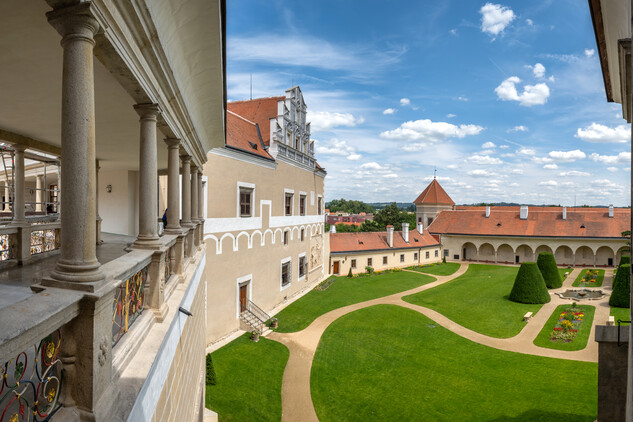 Zámecká zahrada –⁠ pohled z ochozu, státní zámek Telč