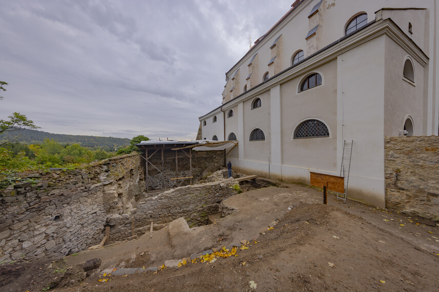 Místo výzkumu s hmotou kostela