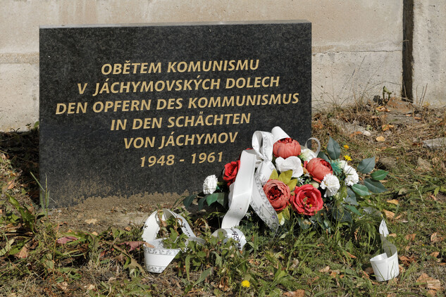 Pamětní deska v areálu Rudé věže smrti