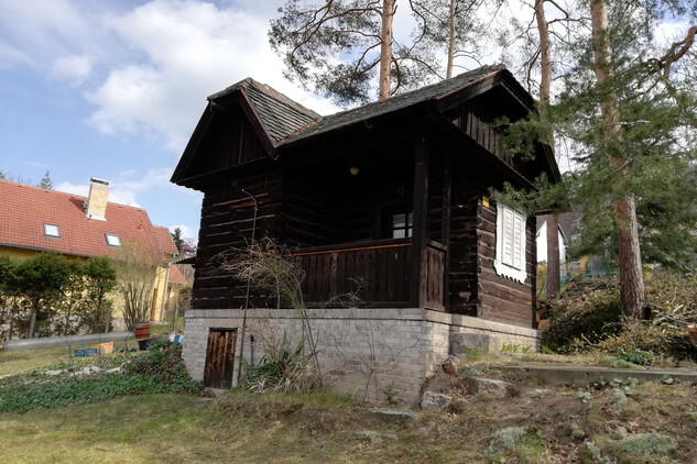 2. Původní stanoviště srubu na svažitém částečně zalesněném pozemku