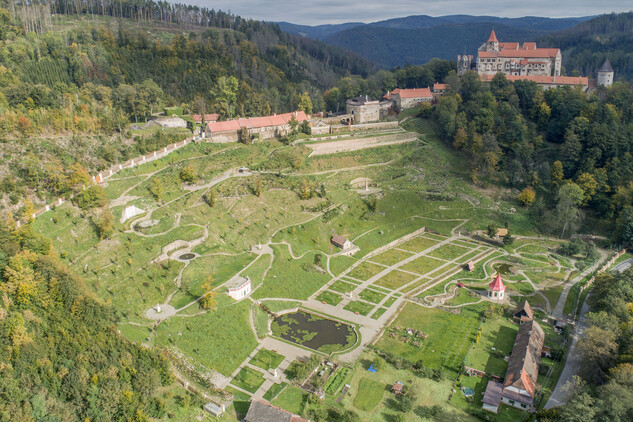 Vrchnostenská zahrada na zámku Pernštejn
