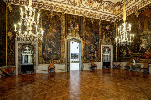 Zámek Moritzburg, Monstrozensaal. Zdroj: Staatliche Schlösser, Burgen und Gärten Sachsen gemeinnützige GmbH. Foto nepodléhá licenci Creative Commons.