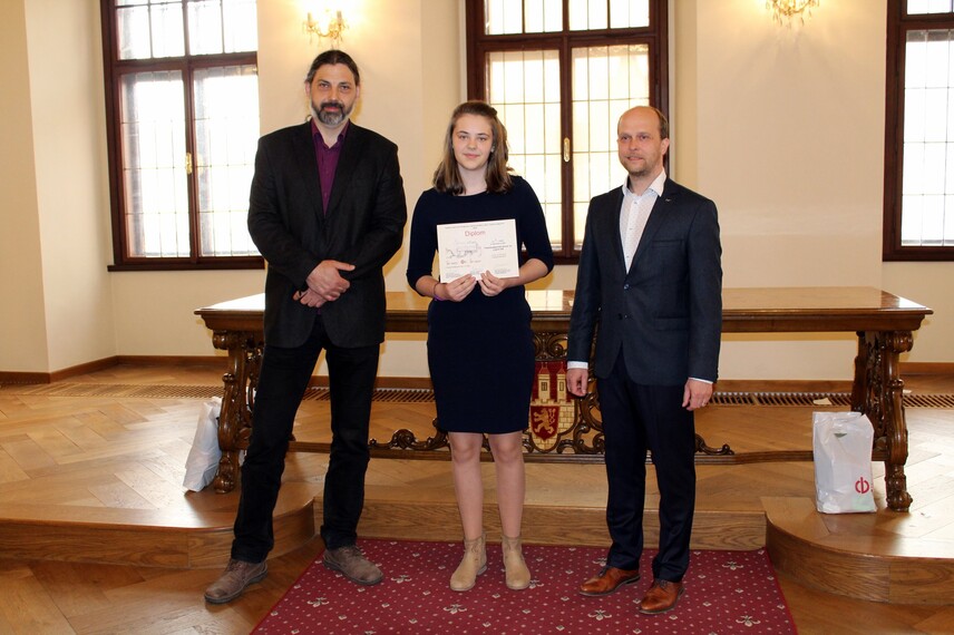 Předání ceny v soutěži Českobudějovické slavné vily, zleva ředitel NPÚ ÚOP ČB Daniel Šnejd, výherkyně Lucie Lindovská, náměstek Tomáš Bouzek | © fotoarchiv města Č. Budějovice
