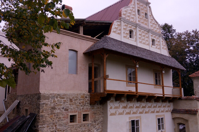 Tvrze Mladějovice s renesančním štítem po rekonstrukci | © NPÚ ÚOP ČB