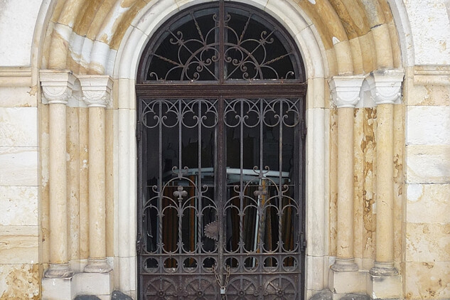 Hrobka rodiny Ignaze Rottera na městském hřbitově ve Vrchlabí, detail vstupu