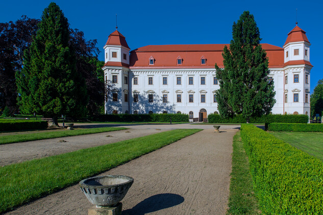 pohled na zahradní průčelí holešovského zámku po obnově