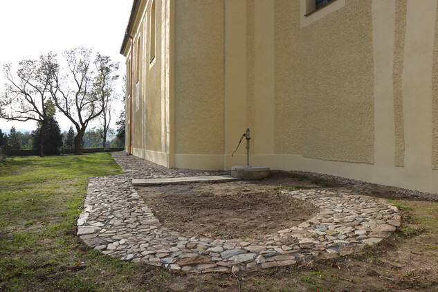 Staré Město, kostel Neposkvrněného početí P. Marie. Prezentace půdorysné stopy románské stavby. Foto: M. Zezula.
