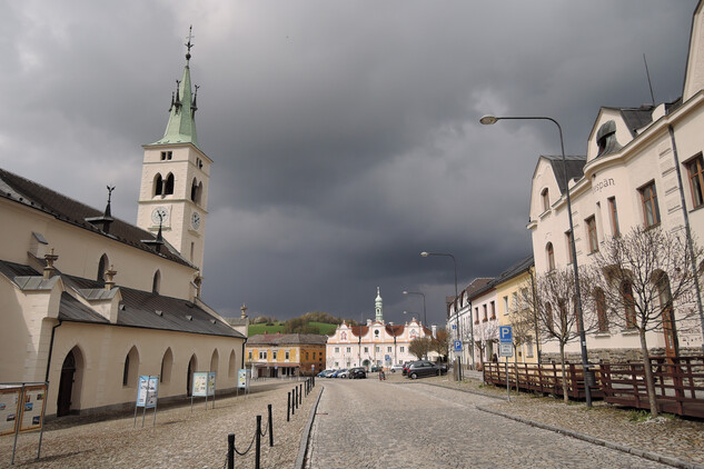 Kašperské Hory, pohled na náměstí od východu (foto P. Danda, 2022)