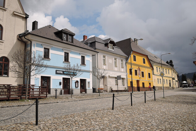 Kašperské Hory, severní fronta náměstí (foto P. Danda, 2022)