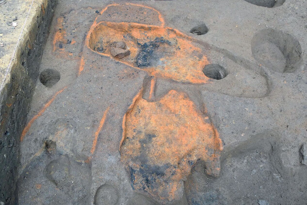 Superpozice mělce zahloubených pyrotechnologických objektů ze středověké předlokační osady Opatovice odkrytých při archeologickém výzkumu v Křemencově ulici čp. 164, ppč. 858, na Novém Městě (foto Martin Vyšohlíd, 2016).