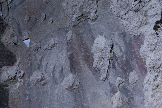 Sixtův dům, čp. 553, detail malby: konce nohou s prsty (foto F. Srovnal, NPÚ Praha 2020)