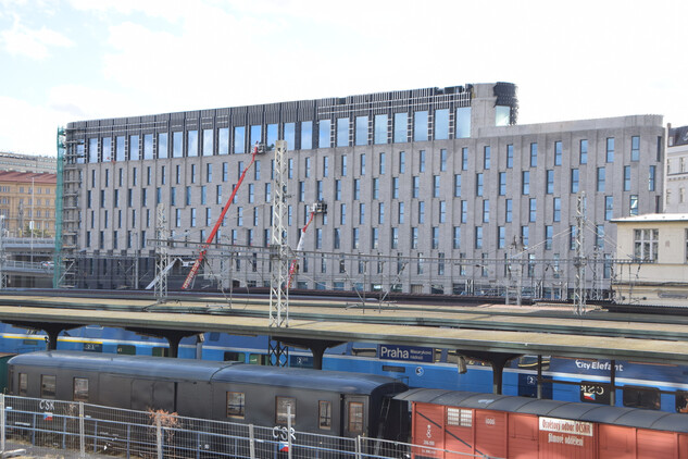 Protilehlá novostavba hotelu stejného investora, 4. 11. 2023