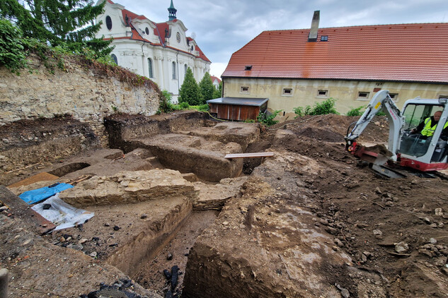 Nejsevernější část zkoumané plochy s odhaleným lícem středověké ohradní zdi (foto Egon Ditmar, 26. 5. 2025).