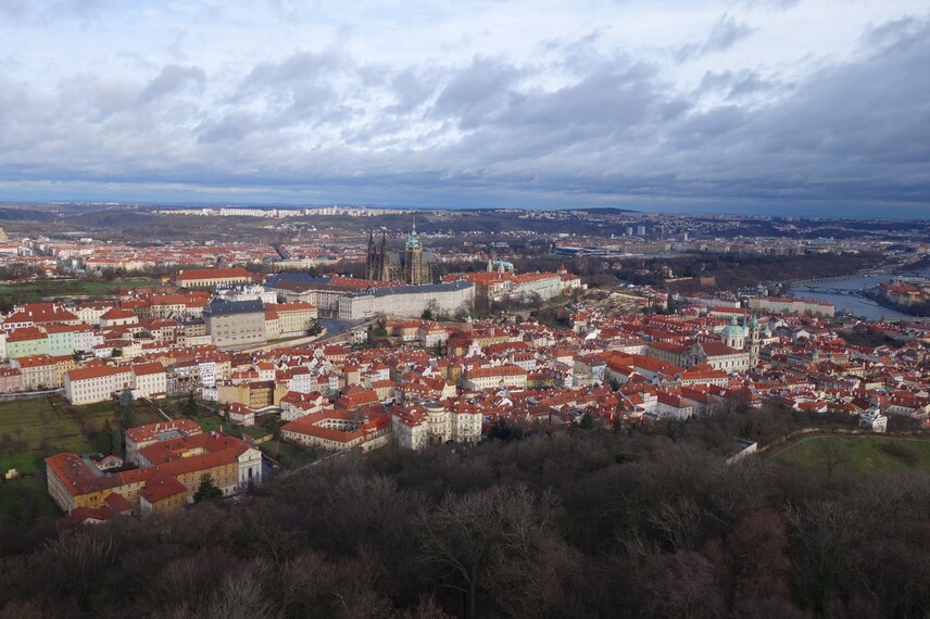 Pražský hrad a Malá Strana z Petřínské rozhledny (2015)