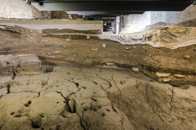 “Uměle“ vytvořený řez historickými terény rotundy sv. Václava na Malostranském náměstí (© Martin Frouz, nepodléhá CC)