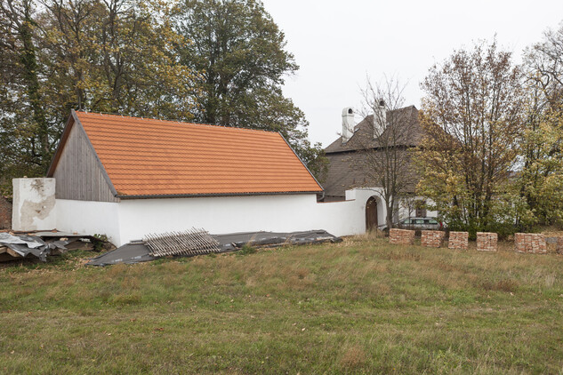 Fara v Křeči, v okrese Pelhřimov - pohled od západu na farní areál s již rekonstruovanou kolnou v roce 2018