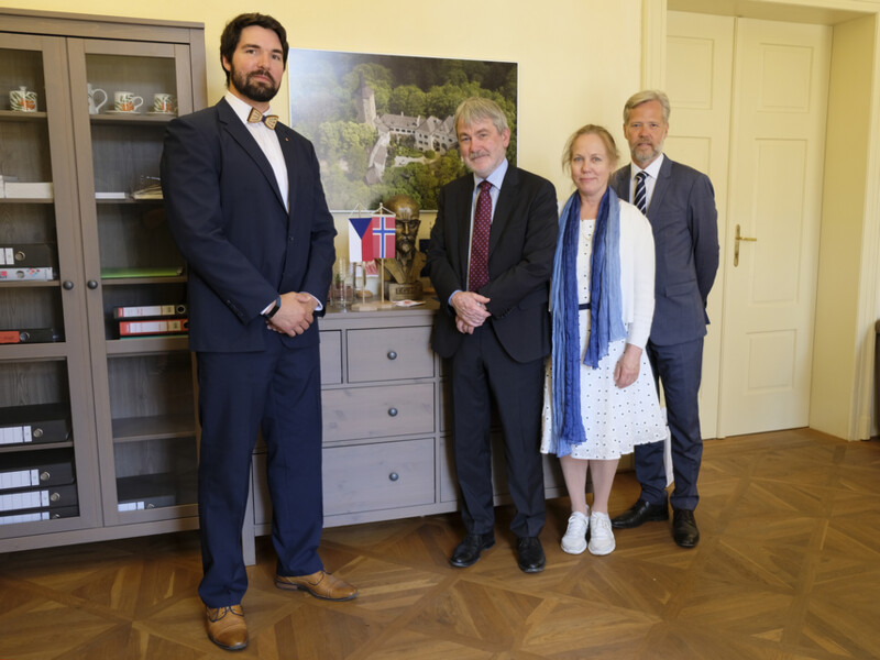Velvyslanec Norského království pan Robert Kvile s doprovodem při setkání s ředitelem NPÚ, ÚOP v Telči Pavlem Macků 