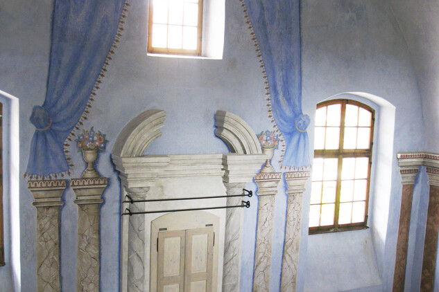 Interiér venkovské synagogy v Polici u Jemnice, rekonstruovaný svatostánek (autor: Petr Severa)