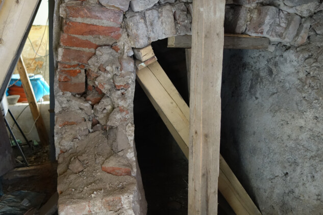 Rabínský dům v Třebíči, vybočená schodišťová stěna