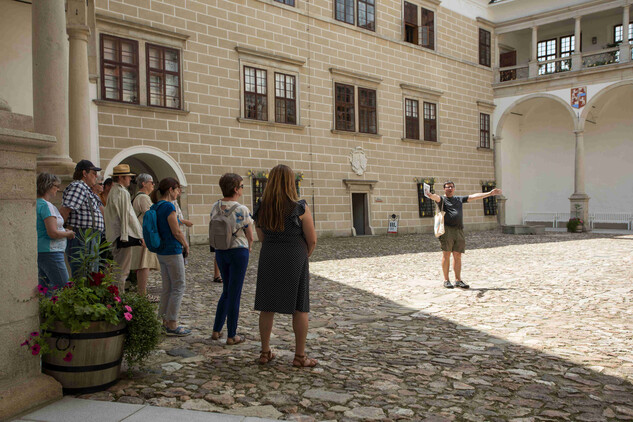 Archeologické léto 2025, státní zámek Telč, hlavní nádvoří, foto: Lucie Herbricková