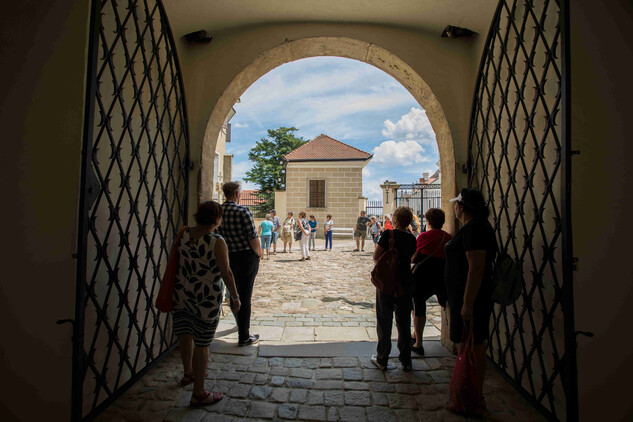 Archeologické léto 2025, státní zámek Telč, pohled na vstupní nádvoří, foto: Lucie Herbricková