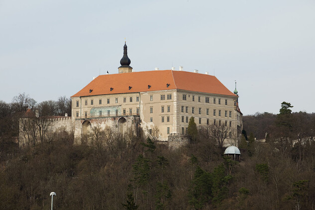 Zámek  Náměšť nad Oslavou, jeden  z památkových objektů, kde se používají tablety pro neslyšící