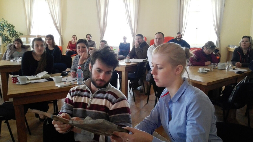 Při přednášce památkového architekta docenta Michaela Rykla kolovaly vzorky historické střešní krytiny, ve kterých se četlo „jako v knize“. V popředí účastníci kurzu: studentka Fakulty architektury ČVUT Martina Urbanová a Ing. arch. Šimon Jiráček