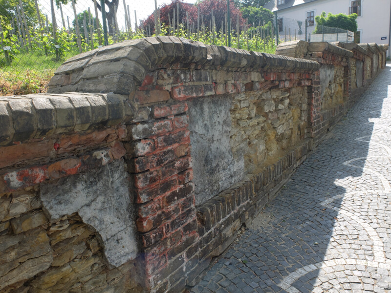 Stav ohradní zdi Lobkowiczkého barokního zámku v Roudnici nad Labem, květen 2018.