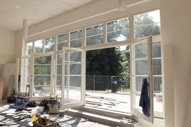 Louny, výstavní pavilon, detail výplně obnoveného okna se vstupem na terasu, rok 2018.