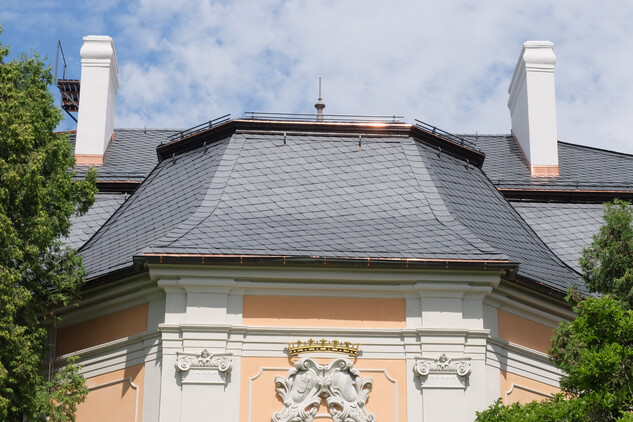 Zámek Petrohrad (Louny) – detail nové krytiny, zahradní průčelí východního křídla zámku